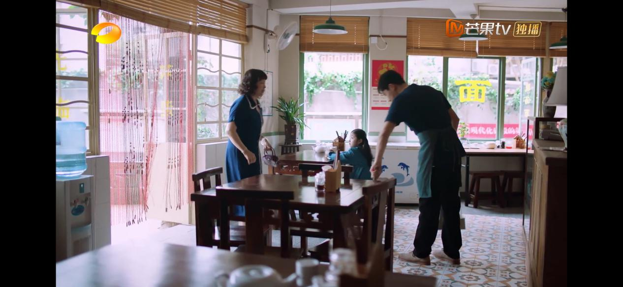 細看海潮面館，發現地面鋪設的花磚不一般